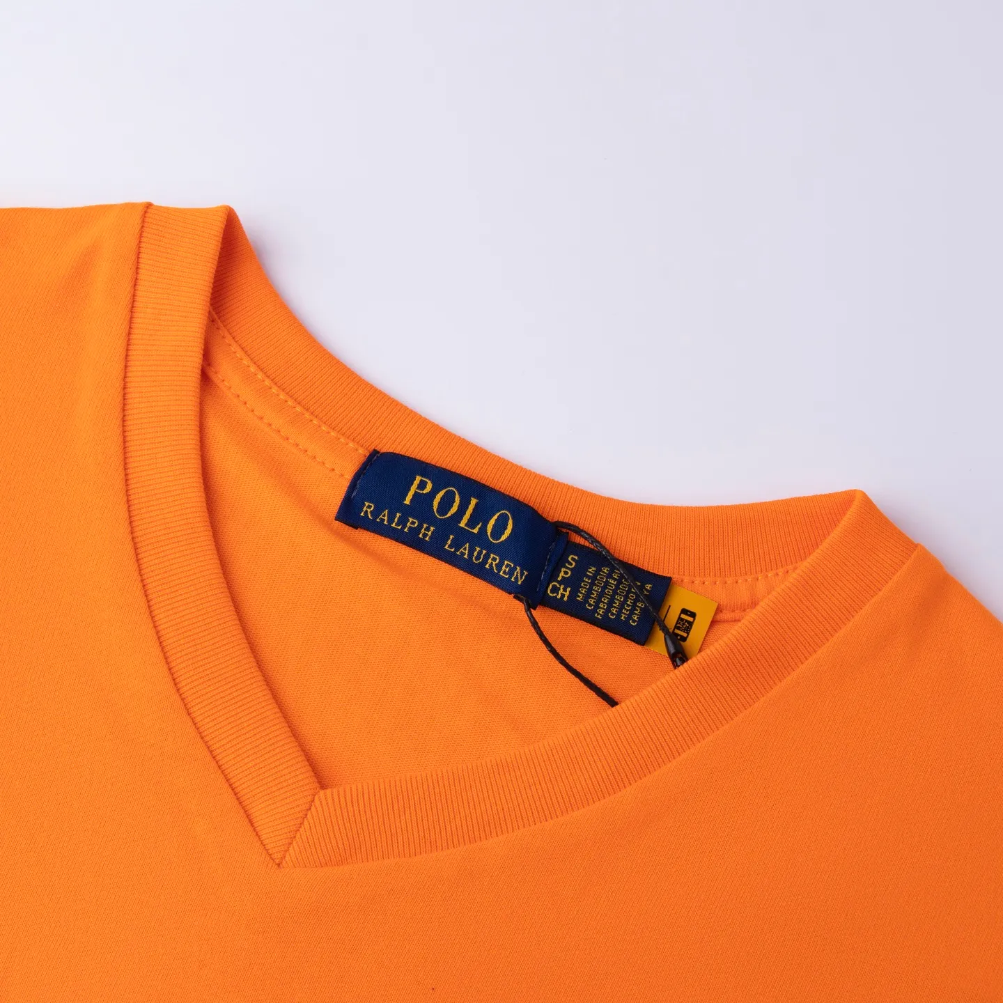 P126 Style number: 512 Ralph Lauren/Ralph Lauren 2025 new summer color matching pure cotton 240g Tajima embroidery V-neck T-shirt. The main logo on the neck has a QR code mark, which can be scanned for verification. The Tajima embroidery machine imported from Japan is used to create the pony mark, which is brightly colored. Distinguish the low-quality products on the market. 32 counts, 240g hydrophilic toner, 100% cotton fabric, comfortable and soft, highly breathable, focusing on high-end cost-effectiveness, needless to say good quality. Available in a variety of colors, both boys and girls can try this genderless style, giving them a yuppie tone in no time. Immerse yourself in your leisurely style, and have your own style in retro. Natural, vivid and very French romantic feelings, perfectly integrating youthful atmosphere and trend. Color: white, orange, navy blue, dark green Size: S-xL S Shoulder width 44 Bust 104 Sleeve length 23 Clothing length 72 M Shoulder width 45 Bust 108 Sleeve length 24 Clothing length 74 L Shoulder width 46 Bust 112 Sleeve length 25 Clothing length 76 xL Shoulder width 47 Bust 116 Sleeve length 26 Clothing length 78